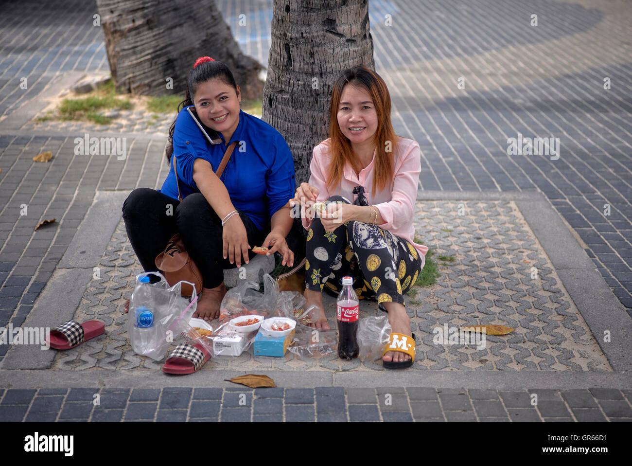 Thailänder essen auf der Straße. Thailand S. E. Asien Stockfoto