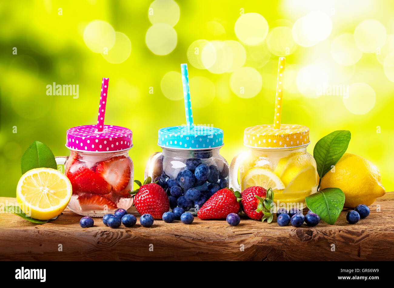 Sommer Obst Getränke auf einem Holztisch Stockfoto