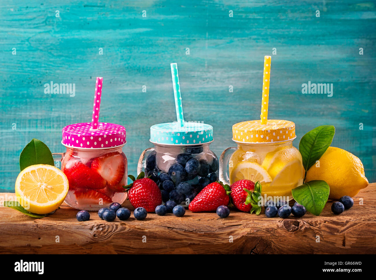 Sommer Obst Getränke auf einem Holztisch Stockfoto