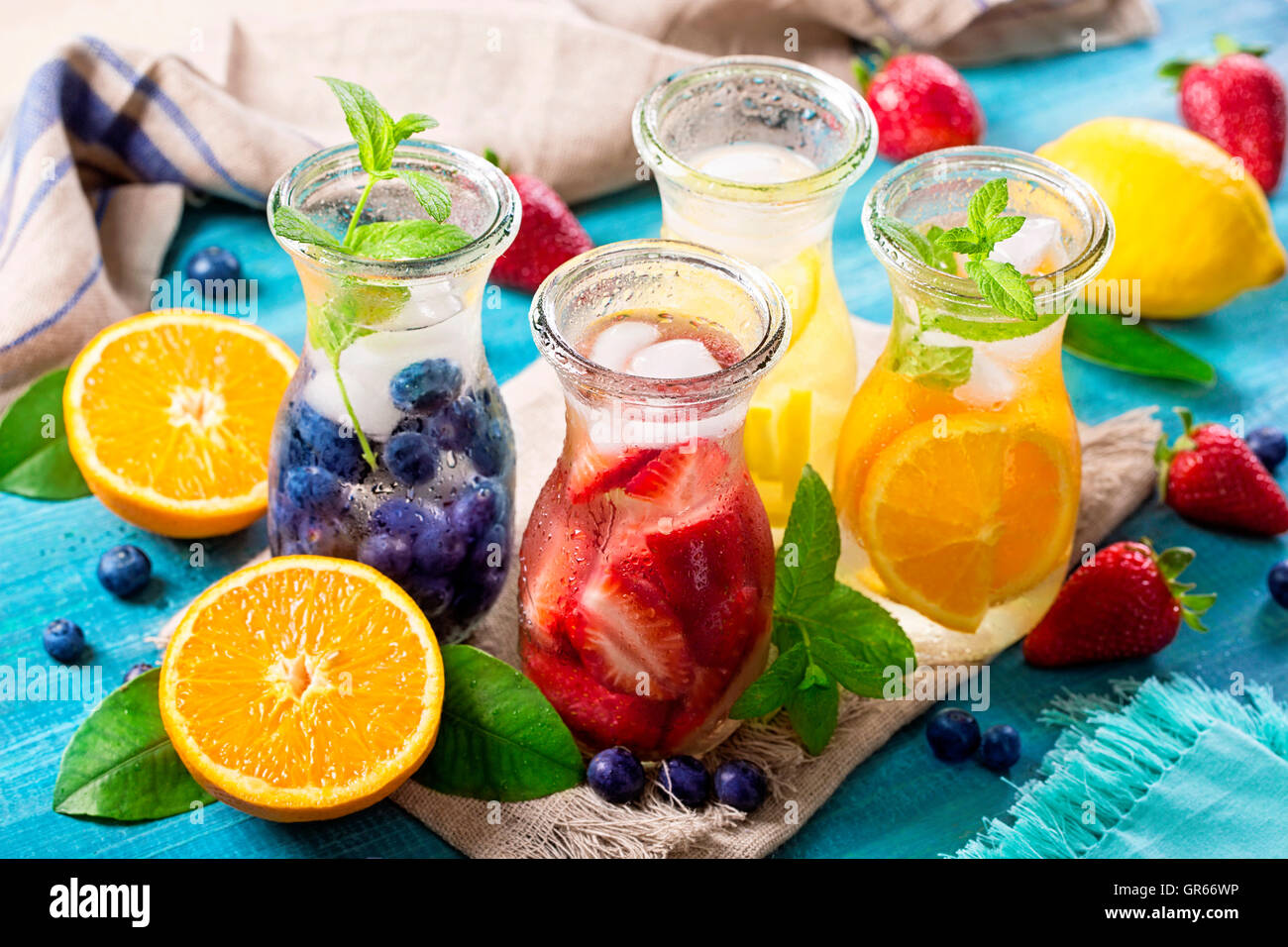 Sommer Obst Getränke auf einem Holztisch Stockfoto