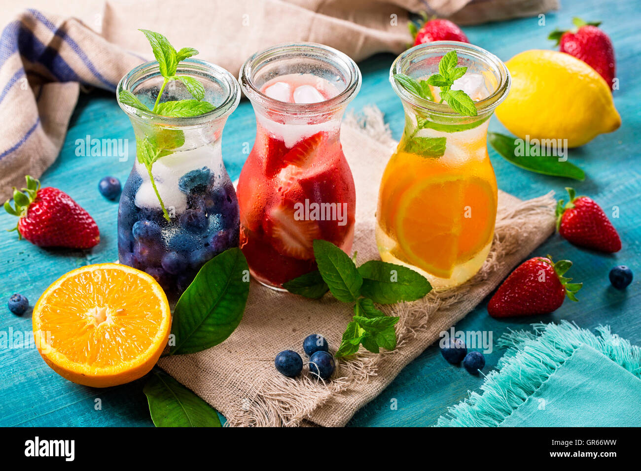 Sommer Obst Getränke auf einem Holztisch Stockfoto
