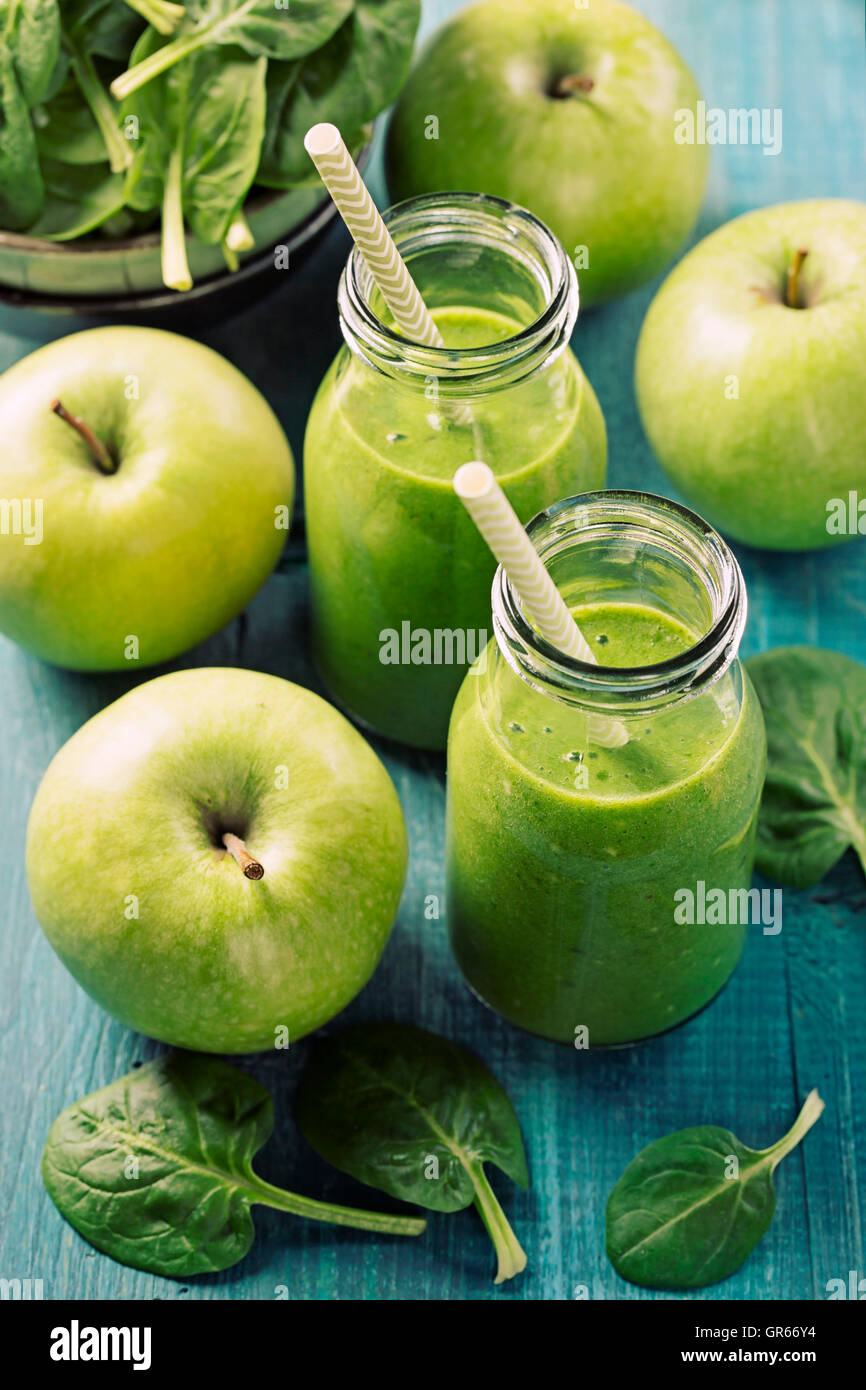 Grüner Smoothie mit Spinat in Glas Stockfoto