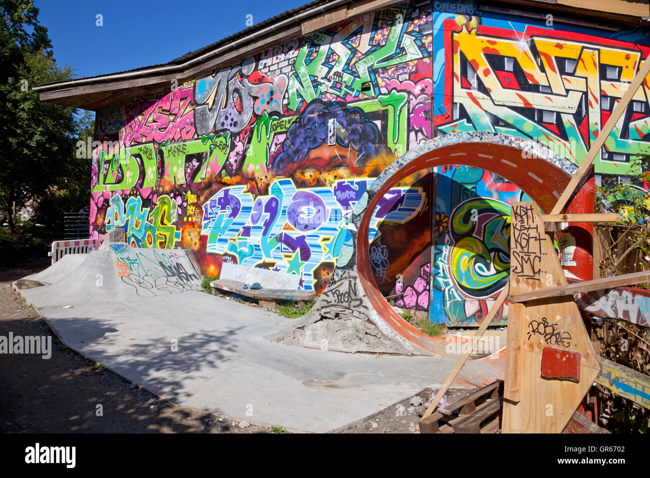 Beton-Schleife im Wunderland Skatepark in Freetown Christiania, Christianshavn, Kopenhagen, Dänemark Stockfoto