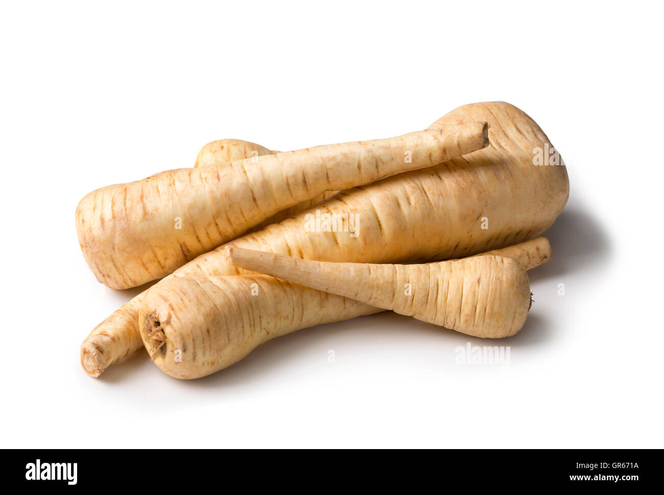 Frische Pastinake Wurzeln auf weißem Hintergrund Stockfoto