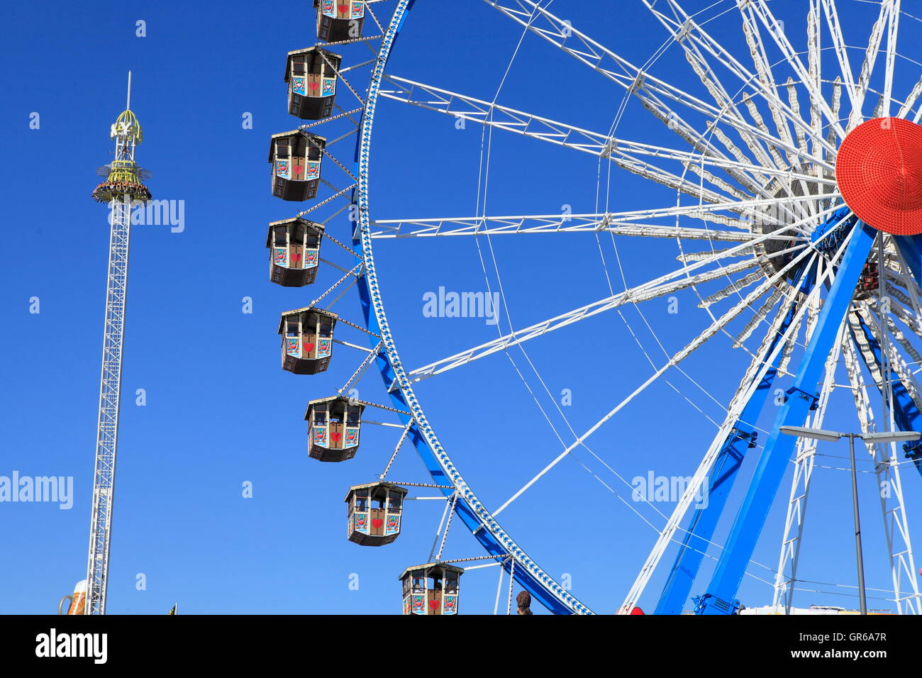 Riesenrad Willenborg und Free Fall Tower am Oktoberfest München 2015, Bayern, Deutschland, Europa Stockfoto