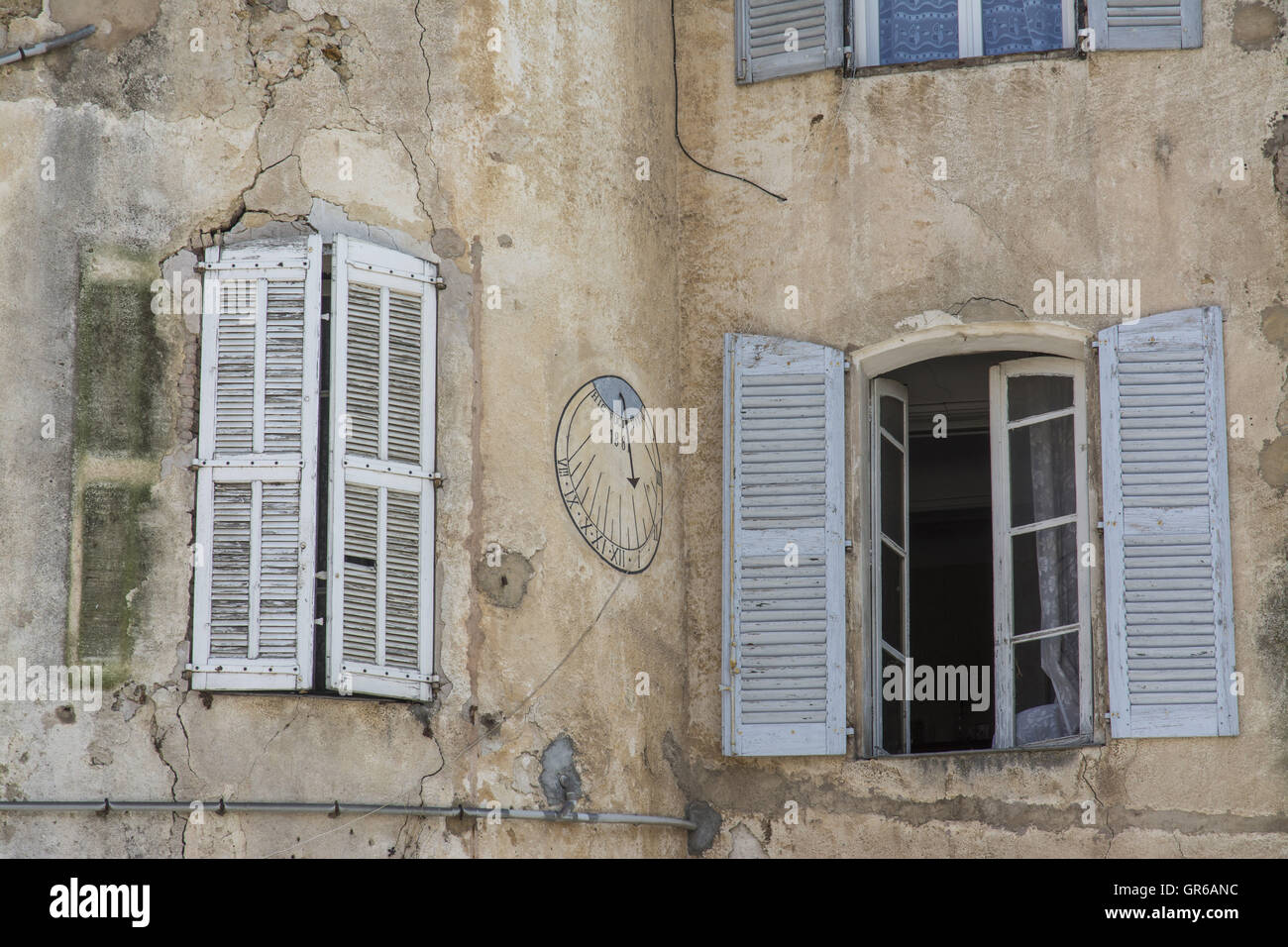 Fenster mit Fensterläden Stockfoto