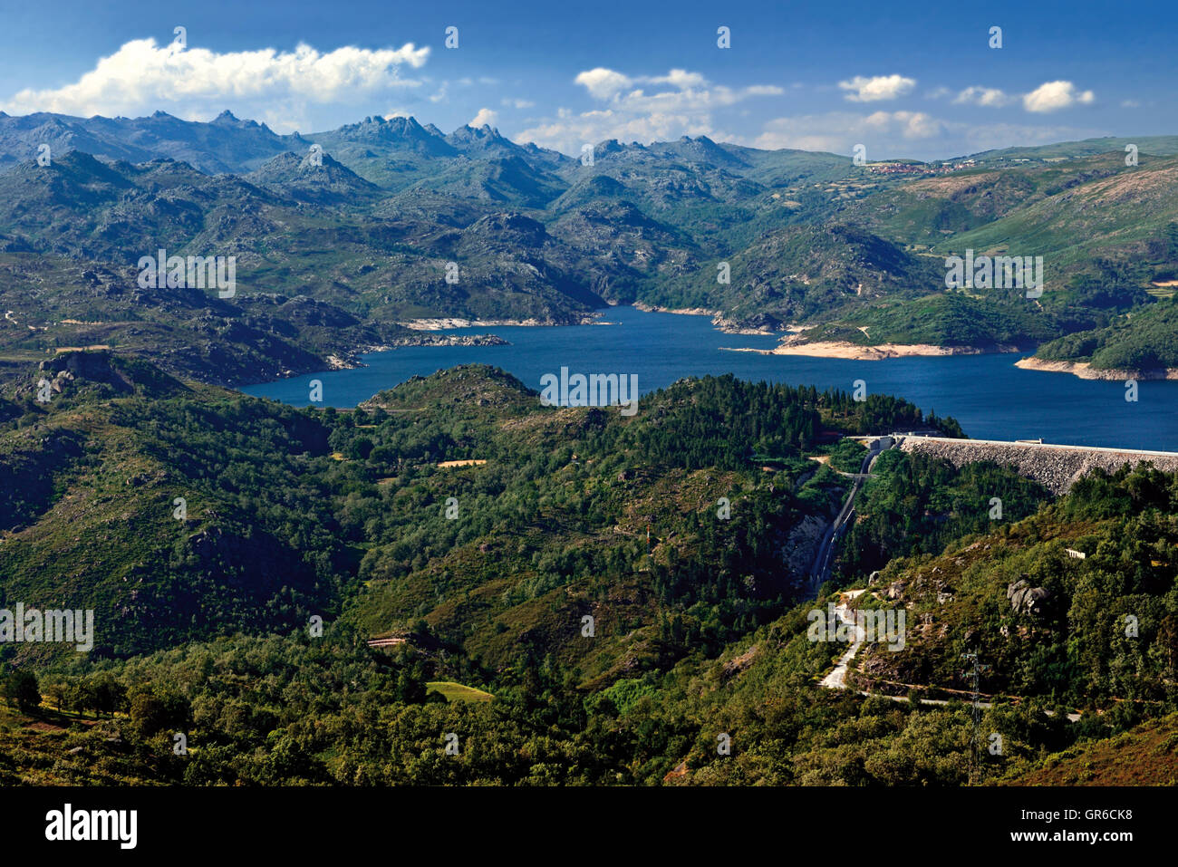 Portugal: grüne Berge und blauer See im Nationalpark Peneda Geres Stockfoto