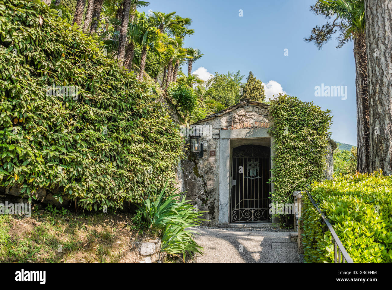 Grab der Familie im Garten der Villa Balbianello in Lenno am Comer See, Lombardei, Italien Stockfoto