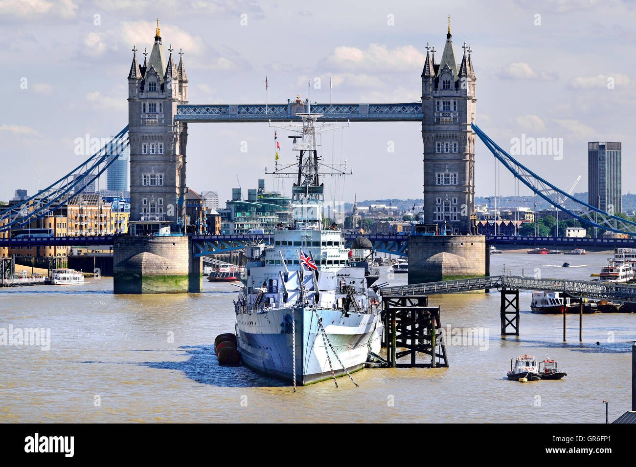 London, England, Vereinigtes Königreich. HMS Belfast (im Dienst 1938-1963: jetzt Teil des Imperial War Museum) und der Tower Bridge hinter Stockfoto