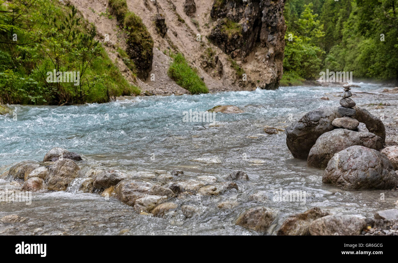 Fluss In den Bergen Stockfoto