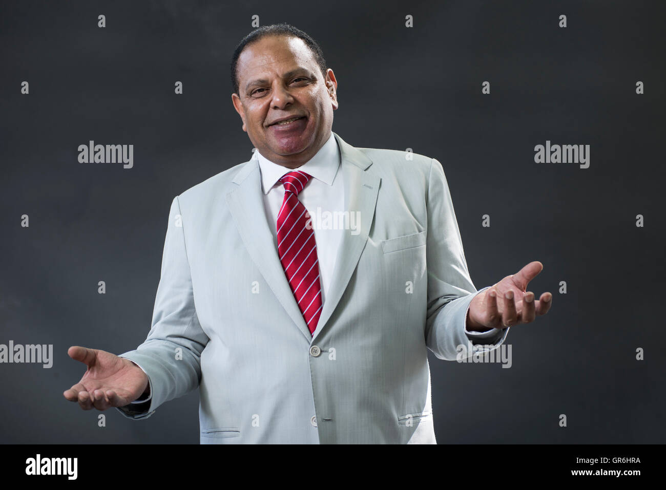 Ägyptische Schriftsteller und Mitglied der politischen Bewegung Kefaya, Alaa Al Aswany. Stockfoto