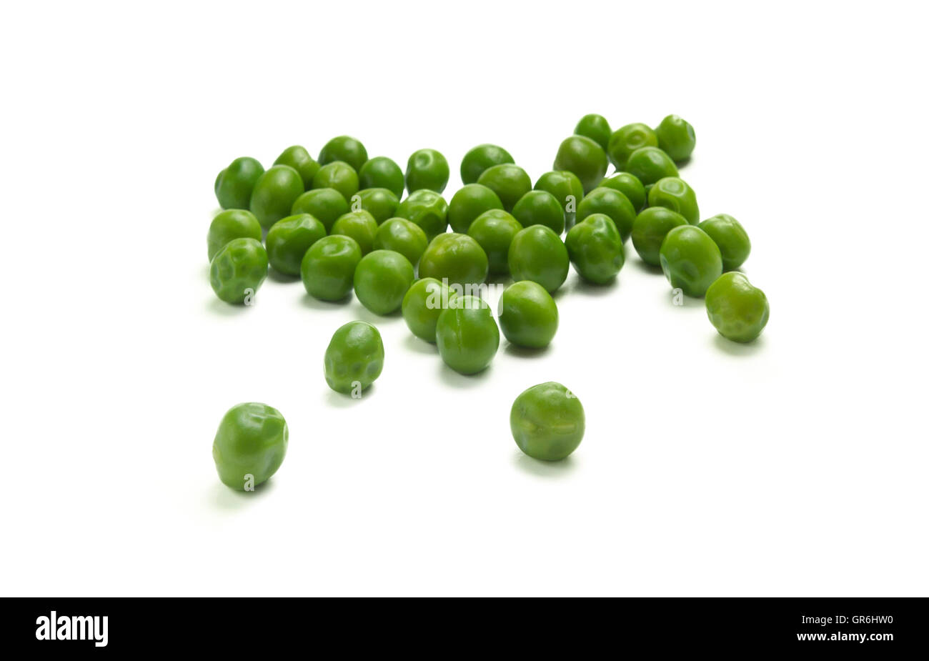 frische Erbsen auf weißem Hintergrund Stockfoto
