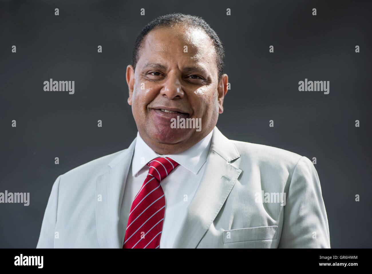 Ägyptische Schriftsteller und Mitglied der politischen Bewegung Kefaya, Alaa Al Aswany. Stockfoto