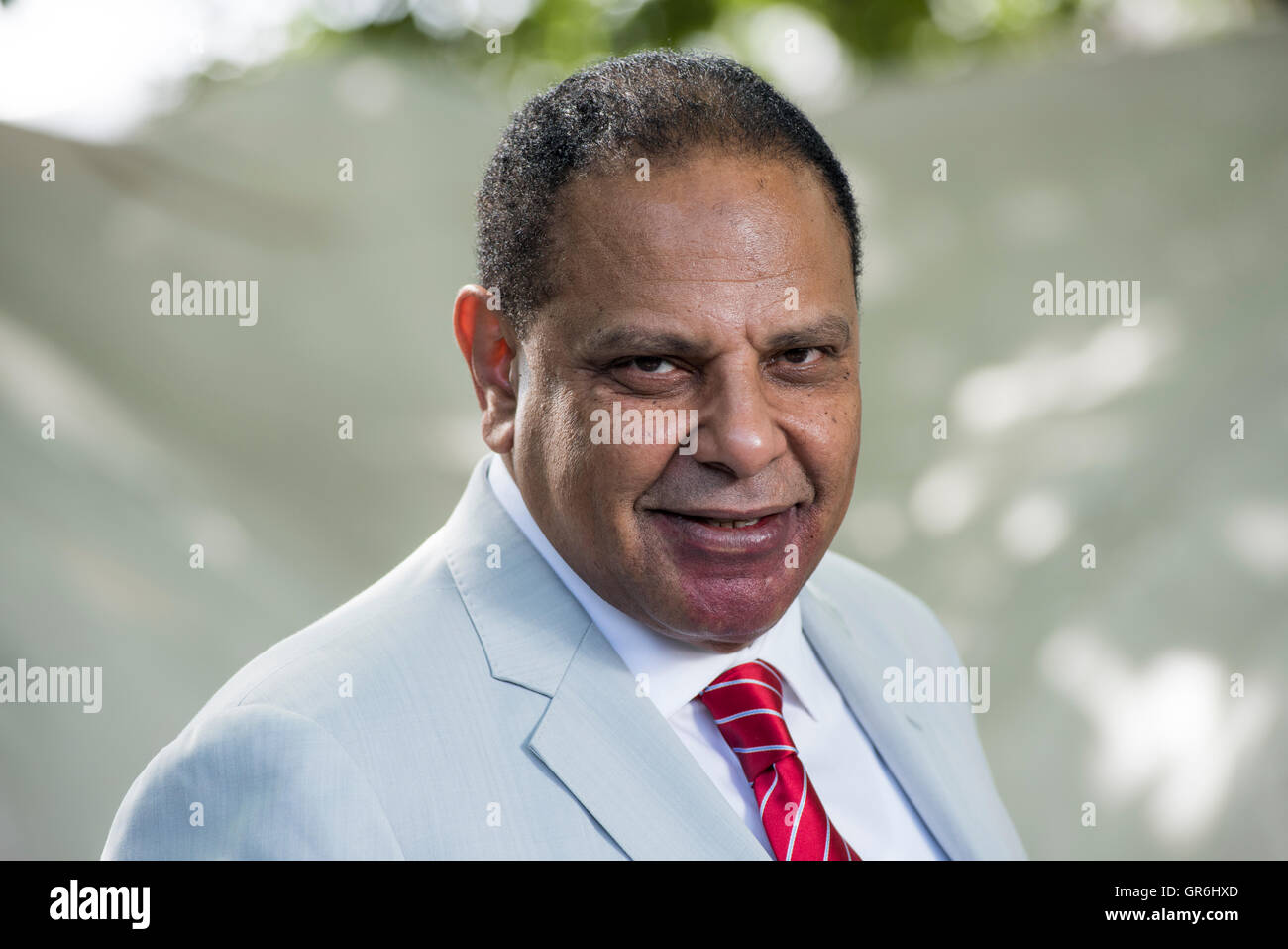 Ägyptische Schriftsteller und Mitglied der politischen Bewegung Kefaya, Alaa Al Aswany. Stockfoto