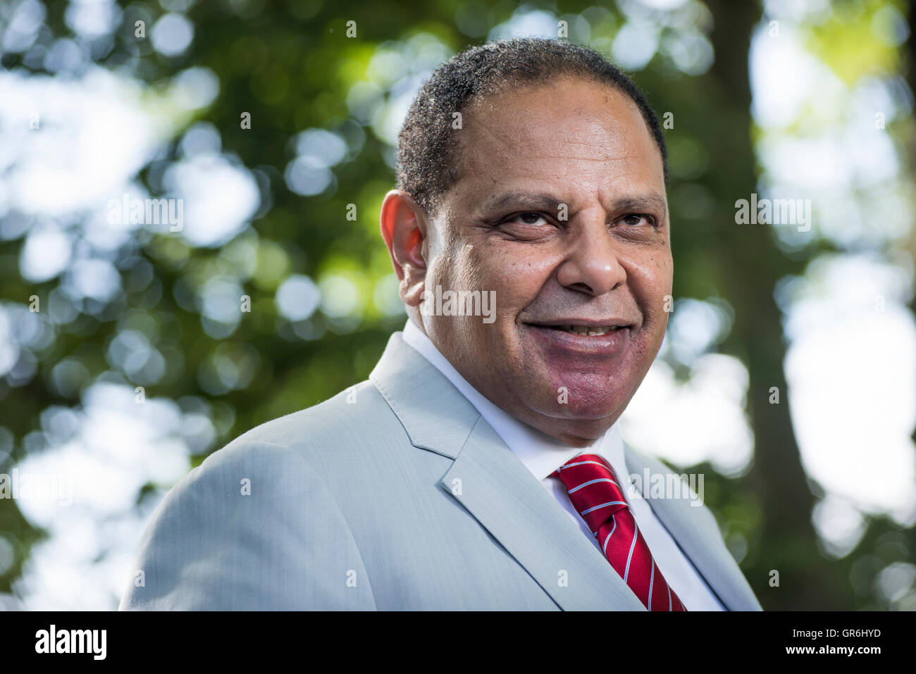 Ägyptische Schriftsteller und Mitglied der politischen Bewegung Kefaya, Alaa Al Aswany. Stockfoto