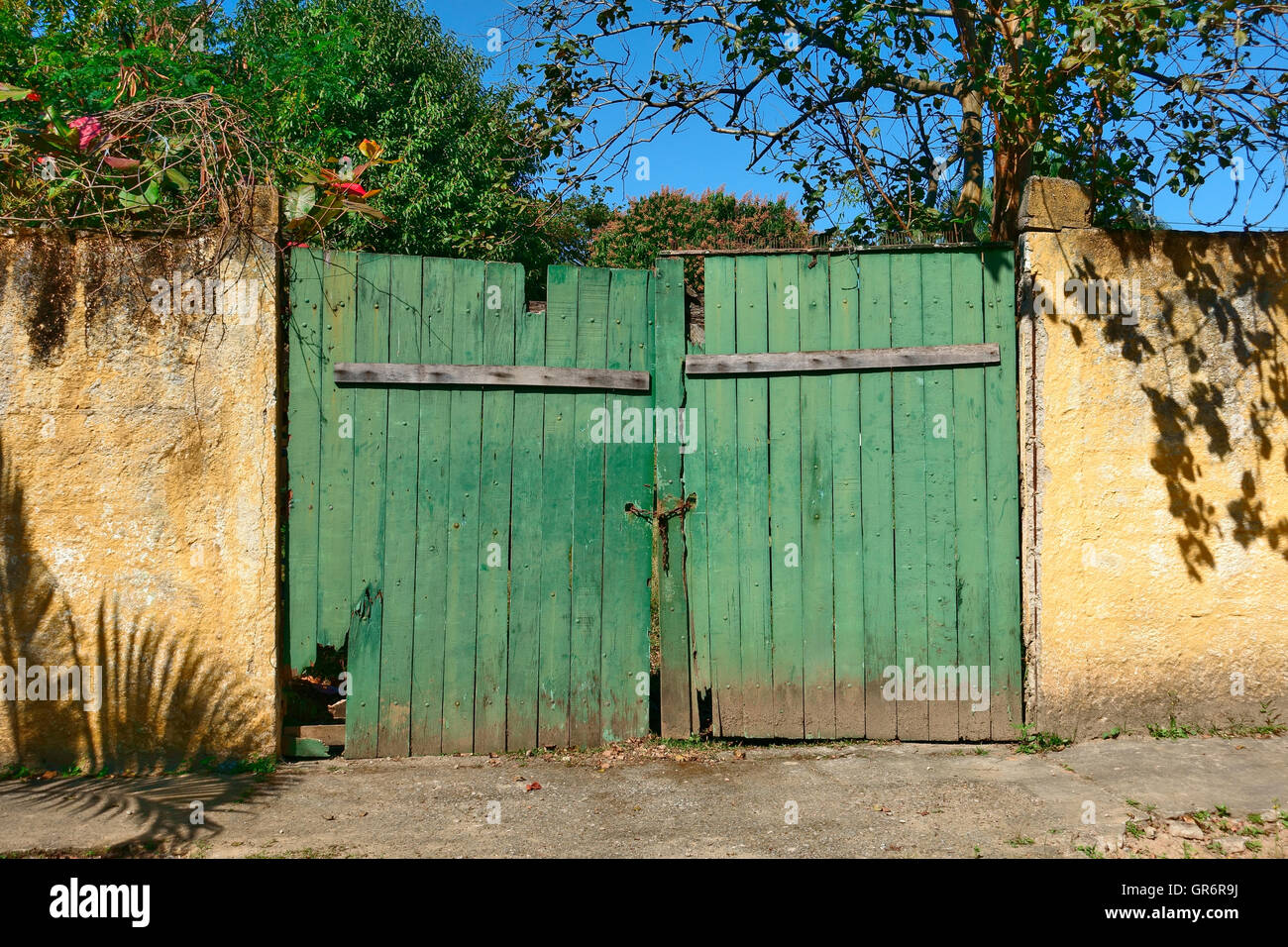 Grünes Tor am Eingang eine Immobilie in Brasilien gesperrt Stockfoto