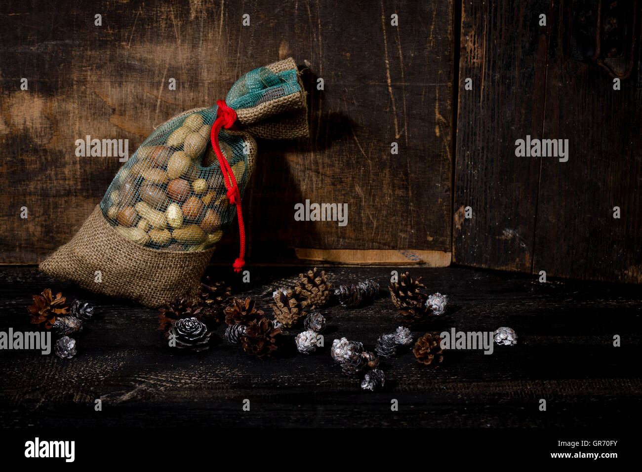 Jute-Tasche mit verschiedenen Nüssen, Symbolbild für Nikolaus Stockfoto
