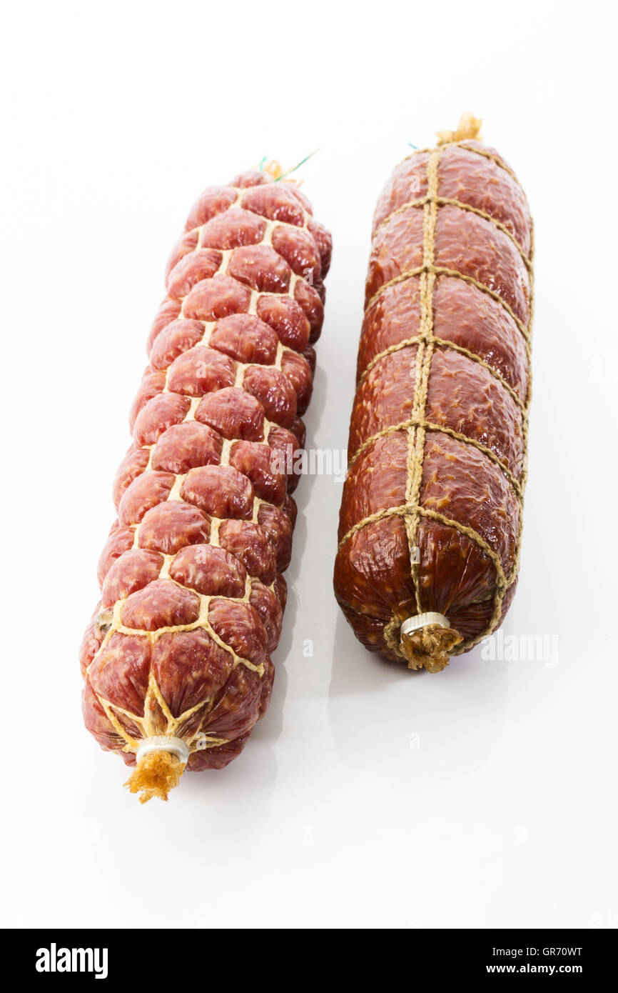 Metzger Salami mit Pfefferkörnern und Bauern-Salami Stockfoto
