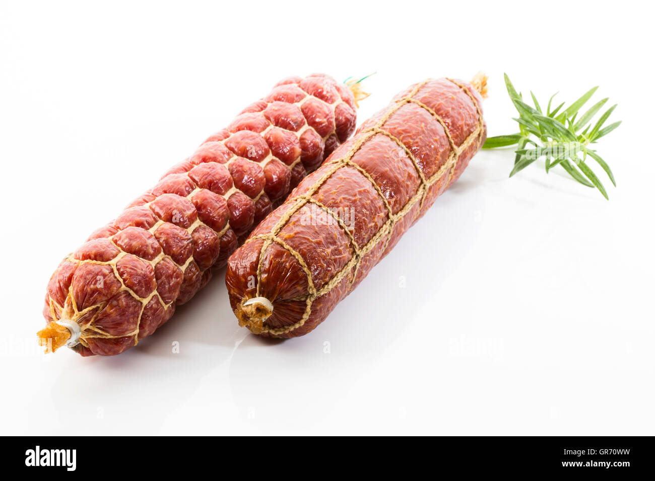 Metzger Salami mit Pfefferkörnern und Bauern-Salami Stockfoto