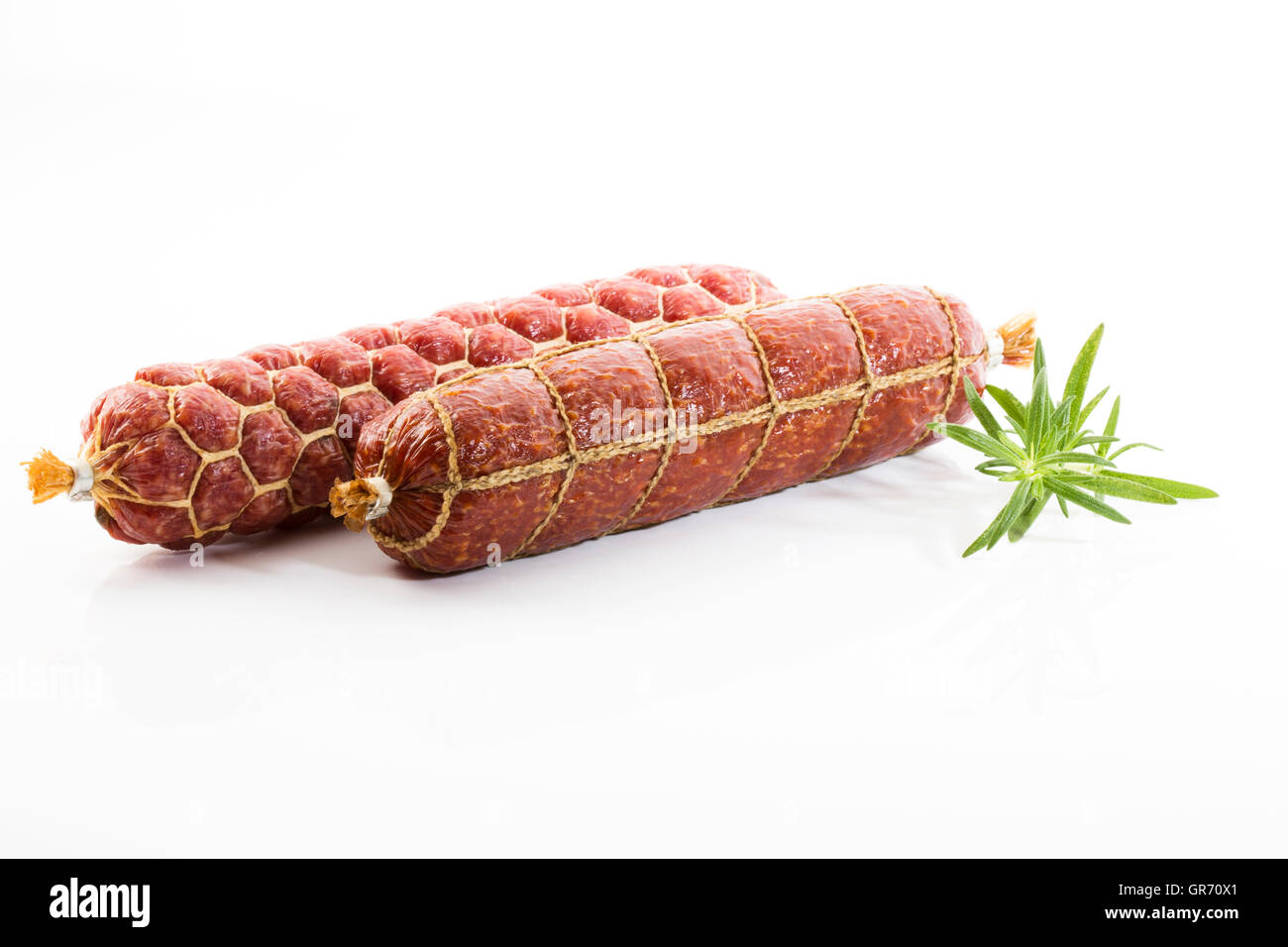 Metzger Salami mit Pfefferkörnern und Bauern-Salami Stockfoto