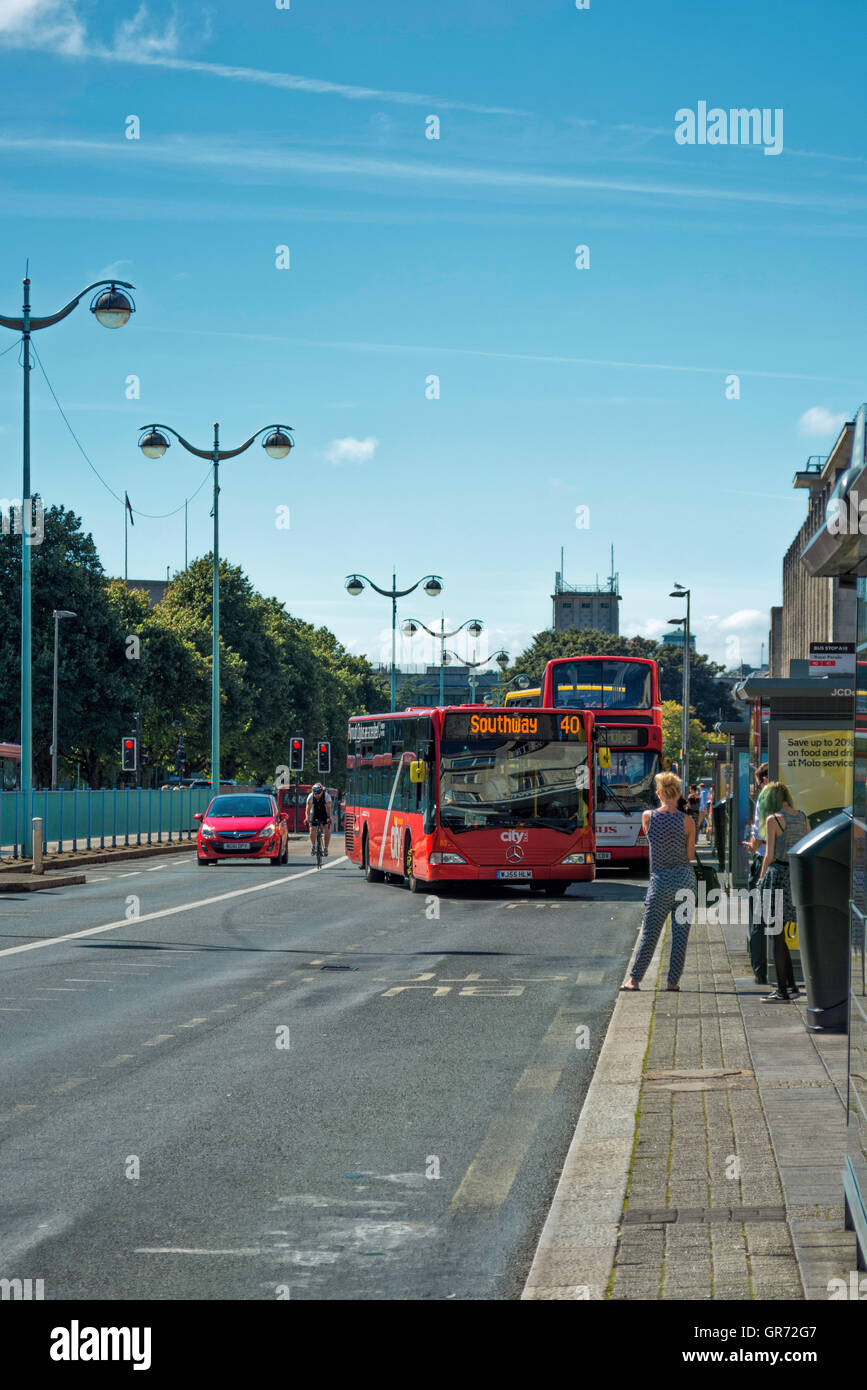 Busse und Passagiere auf königliche Parade in Plymouth. Stockfoto