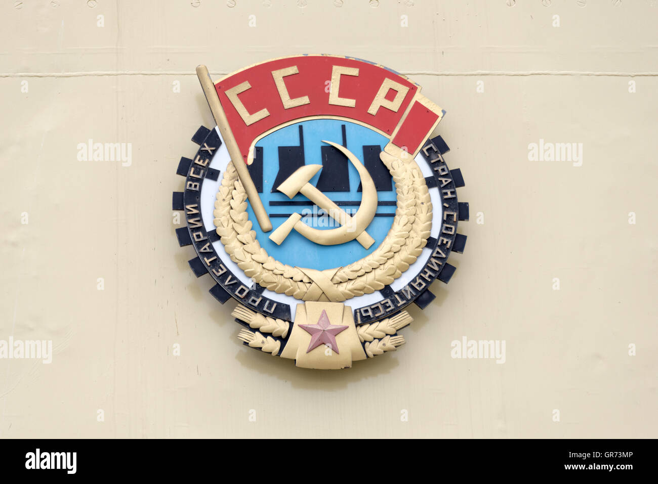 Sowjetische CCCP-Emblem mit Hammer und Sichel an der Wand Stockfoto