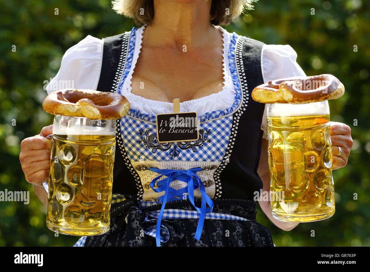 Kellnerin In einem Biergarten Stockfoto