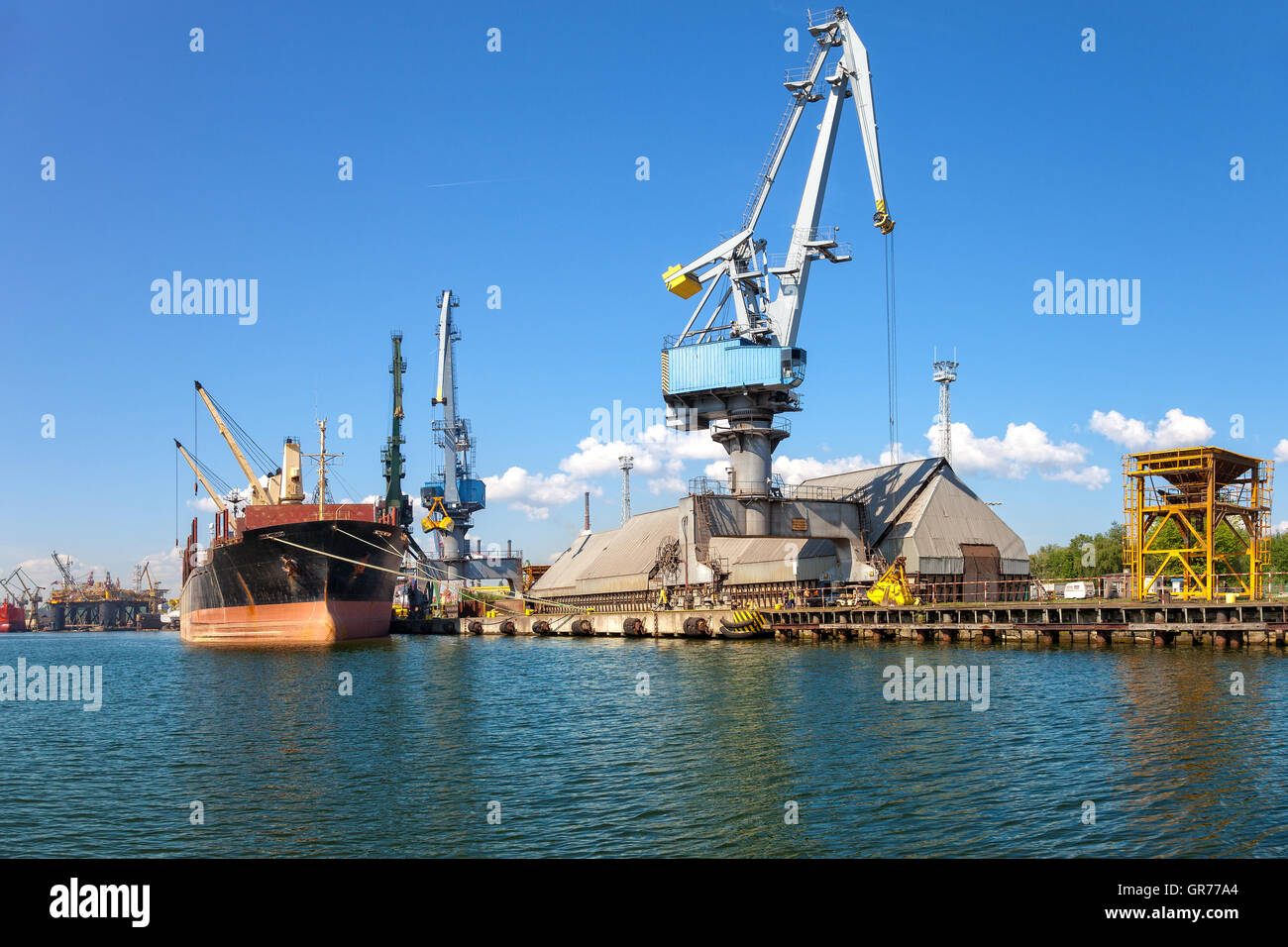 Frachtschiff vertäut am Kai im Hafen von Danzig, Polen. Stockfoto