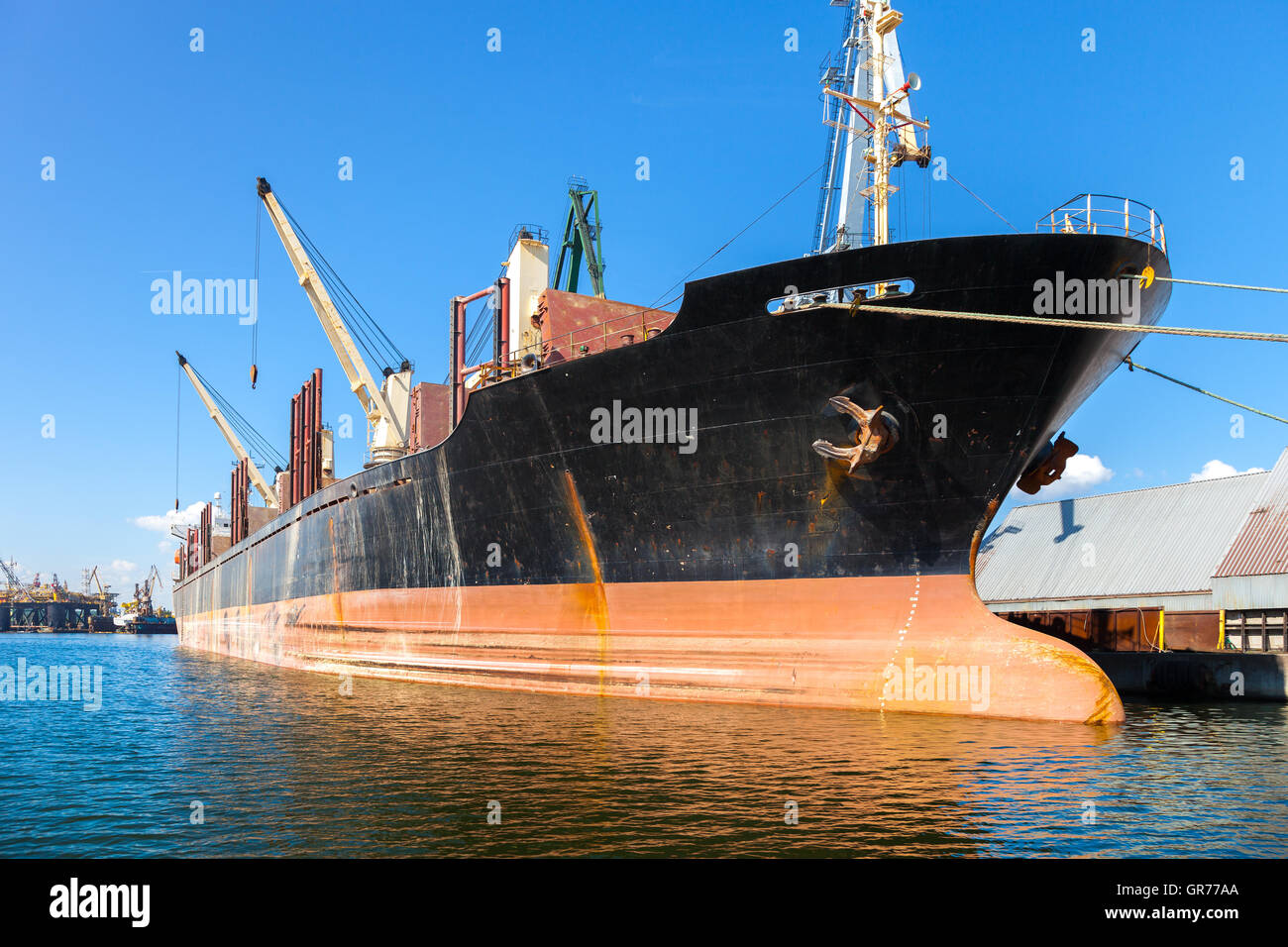 Frachtschiff vertäut am Kai im Hafen von Danzig, Polen. Stockfoto