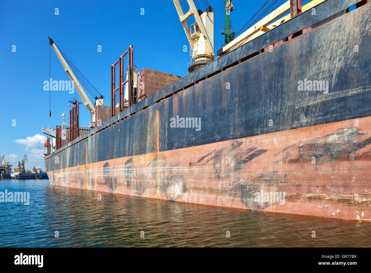 Ein großes Schiff laden Ladung im Hafen von Danzig, Polen. Stockfoto