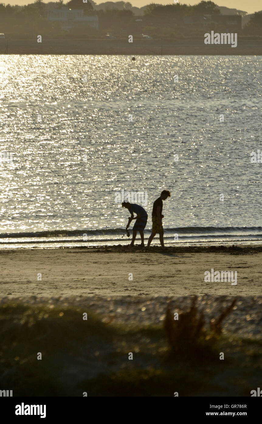 jungen Graben im Sand am Strand Stockfoto