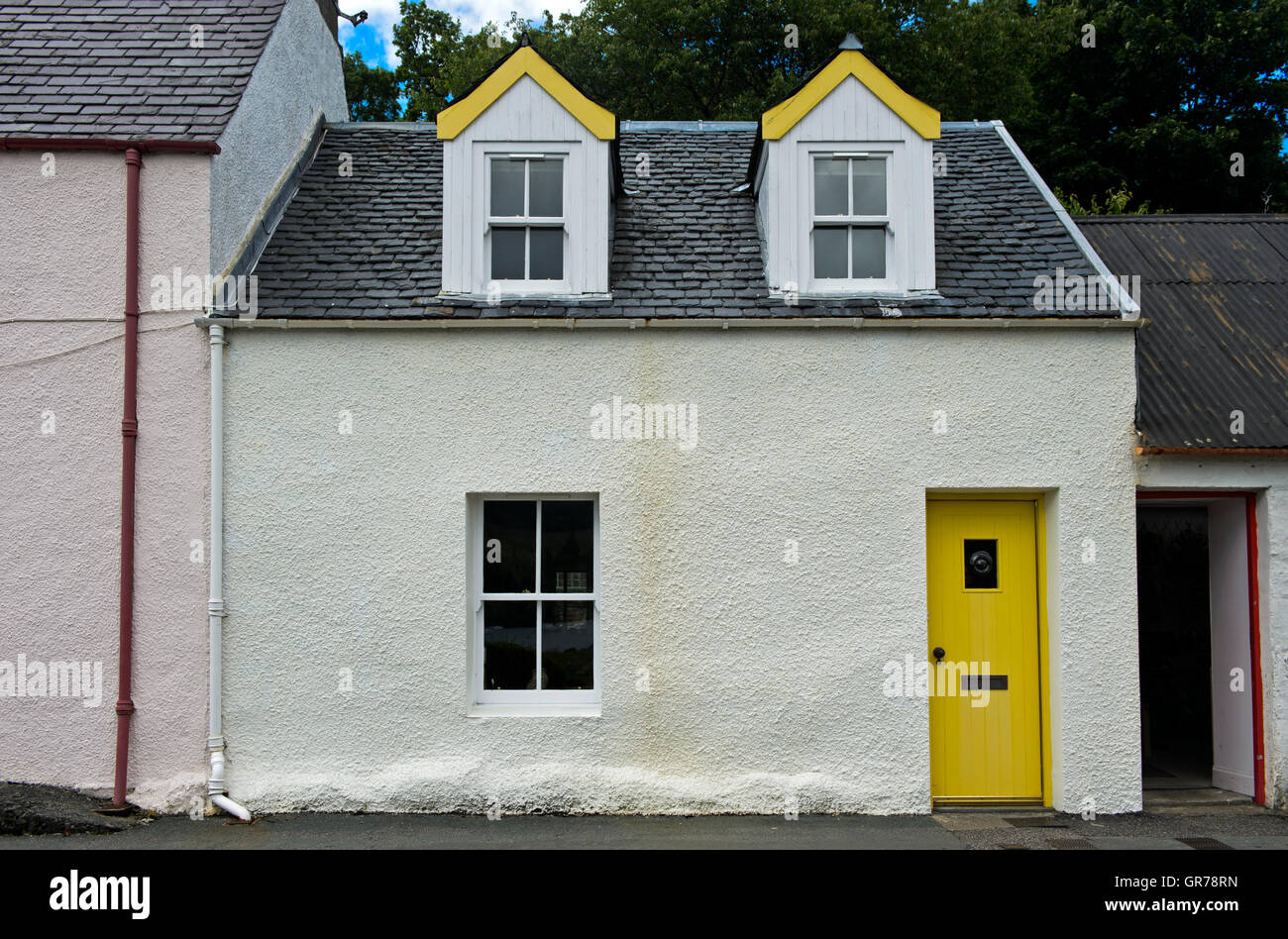 Wohnhaus mit drei Fenstern und Tür, Plockton, Schottland, Großbritannien Stockfoto