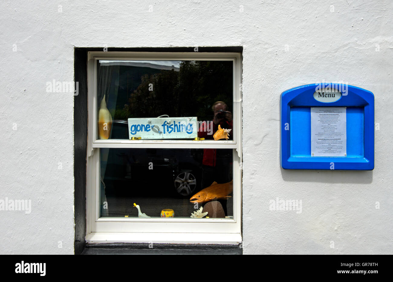 Zeichen Gone Fishing im Fenster eines Restaurant, Stein am Loch Bay, Waternish, Isle Of Skye, Schottland, Vereinigtes Königreich Stockfoto