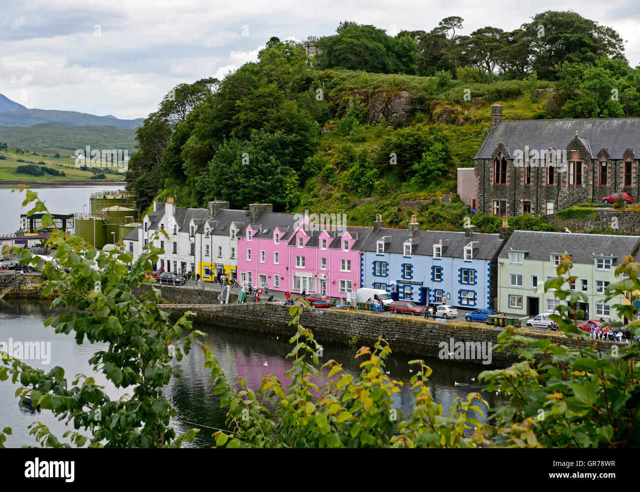 Bunte Häuser entlang der Hafen Waterfront, Portree, Isle Of Skye, Schottland, Großbritannien Stockfoto