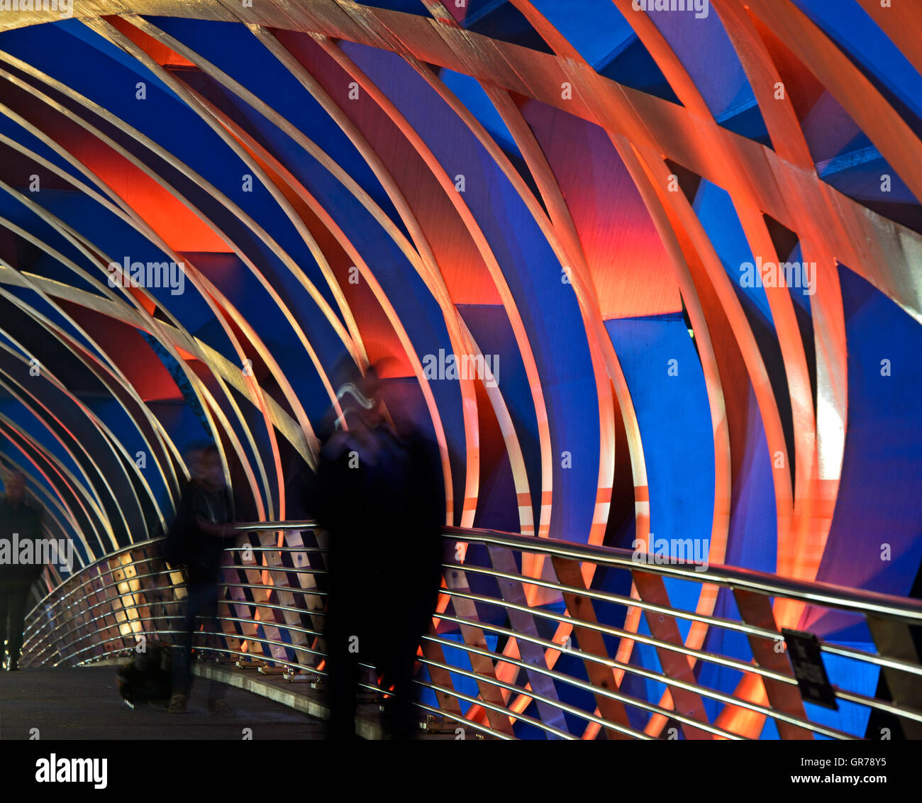 Lichteffekte auf die röhrenförmigen räumliche Struktur der Hans-Wilsdorf-Brücke, Genf, Schweiz Stockfoto