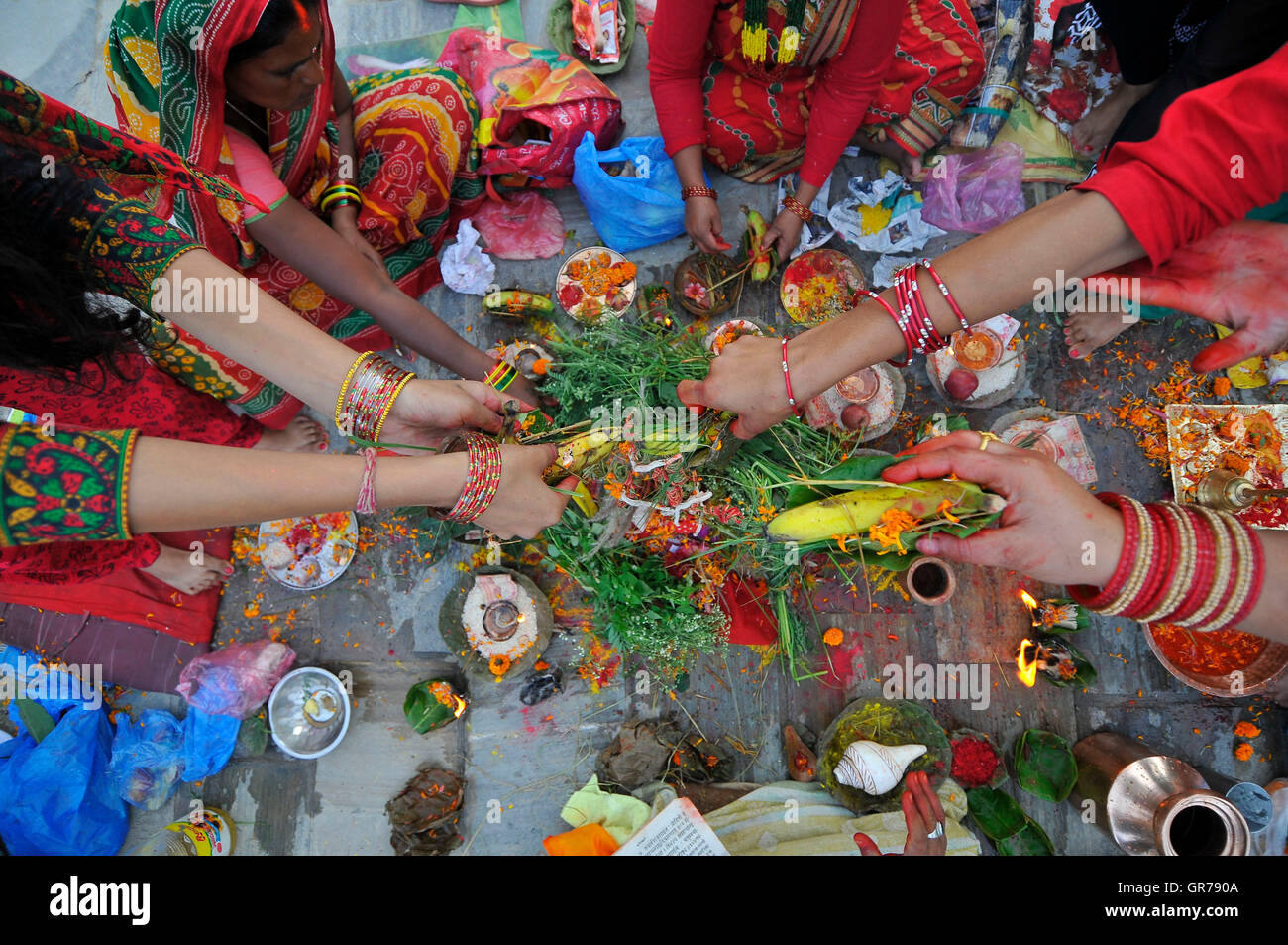 Kathmandu, Nepal. 6. September 2016. Nepalesische Anhänger rituelle Gebet an die Bank des Bagmati Fluss von Pashupatinath Tempel während Rishi Panchami Festival feiern im Pashupatinath Tempel, Katmandu, Nepal auf Dienstag, 6. September 2016 bietet. Rishi Panchami Festival wird als der letzte Tag des dreitägigen lange Teej Festival gefeiert. Das Teej Festival wird von Hindu-Frauen in Nepal sowie in einigen Teilen von Indien gefeiert. Bildnachweis: Pazifische Presse/Alamy Live-Nachrichten Stockfoto