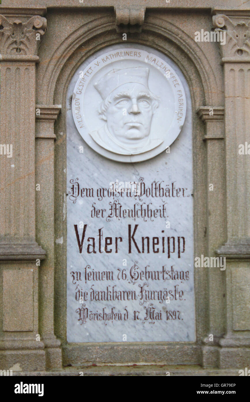 Statue von Kneipp am Eingang des Parks In Bad Wörishofen Stockfoto