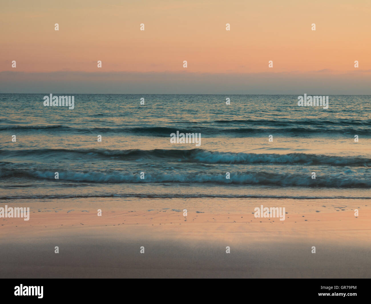 Ruhiger Strand Szene Retro-Stil, Sonnenuntergang, Sonnenaufgang Stockfoto