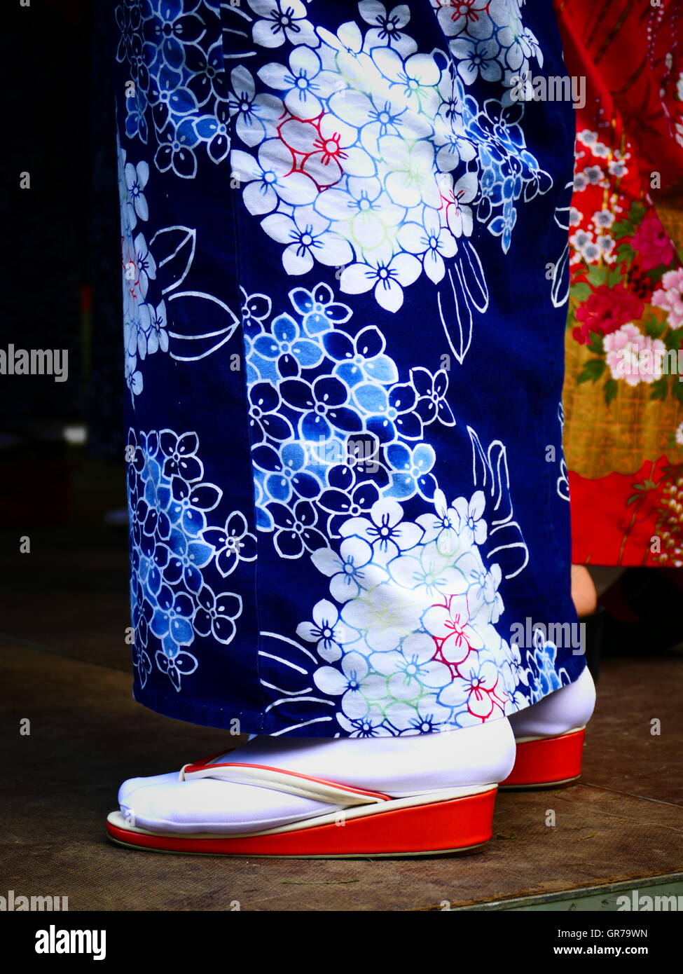 Japanische Kimono und Schuhe Stockfoto