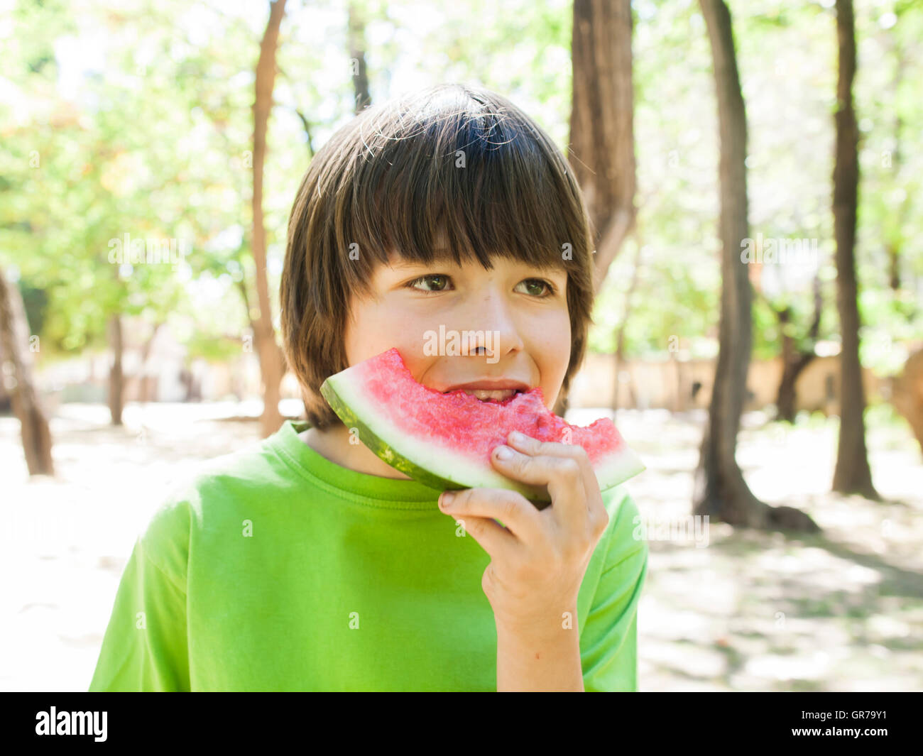 Junge Kind essen Wassermelone an sonnigen Tag Stockfoto