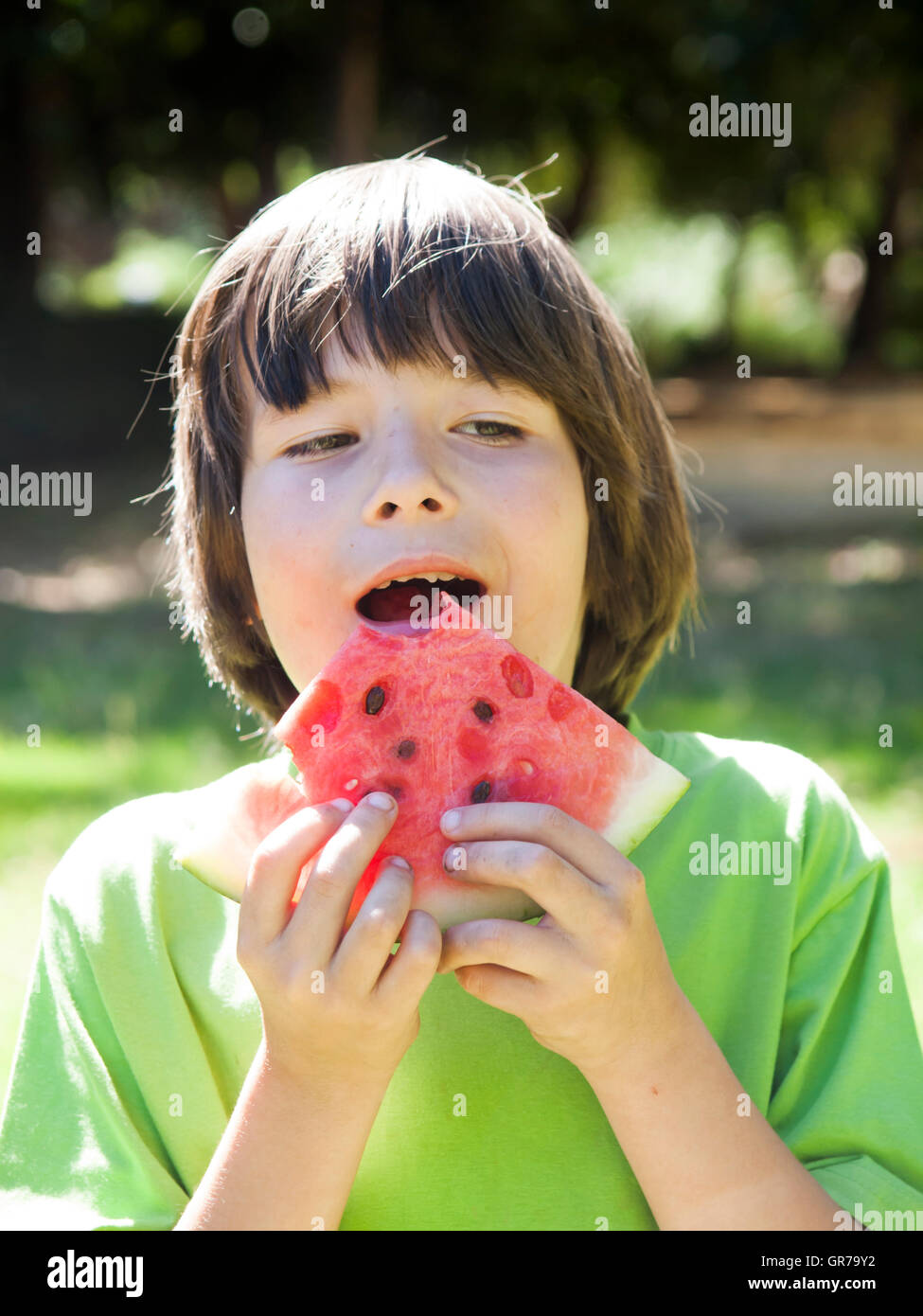 Junge Kind essen Wassermelone an sonnigen Tag Stockfoto