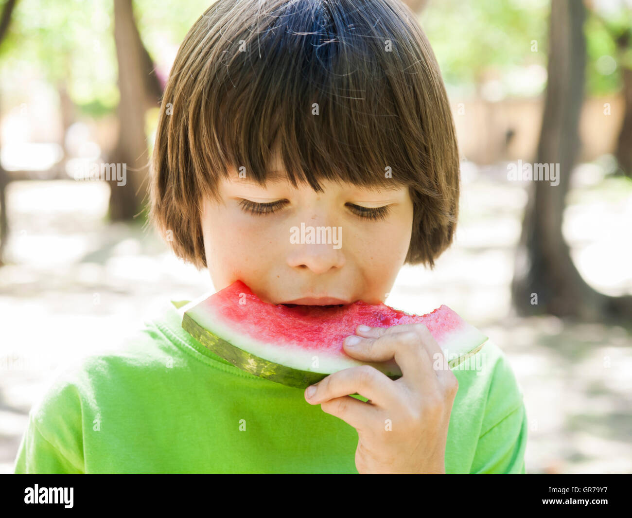 Junge Kind essen Wassermelone an sonnigen Tag Stockfoto