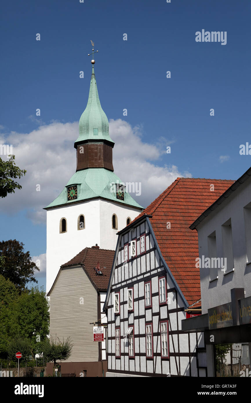 Turm der St.-Nikolai-Kirche In Bad Essen, Osnabrück, Deutschland Stockfoto