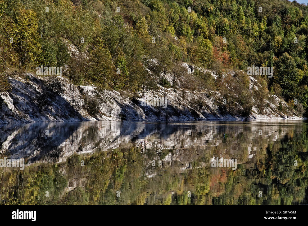 Lengerich, Blue Lagoon mit Wasserreflexion im Herbst, Deutschland, Europa Stockfoto
