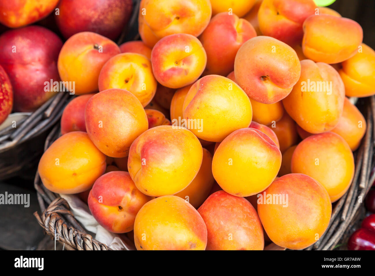Frische Pfirsiche auf einem Markt In Italien Stockfoto