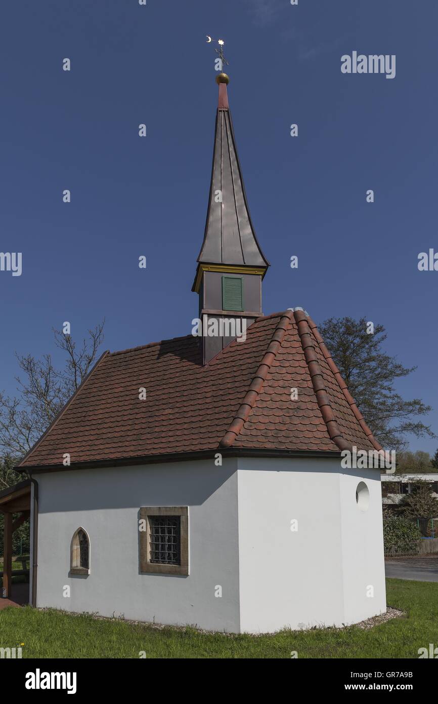 Die Kapelle, die sieben Schmerzen der Marien In Hagen am Teutoburger Wald, Gebiet Gellenbeck im Osnabrücker Land, wurde im Stil einer Swiss Mountain-Kapelle gebaut. Stockfoto