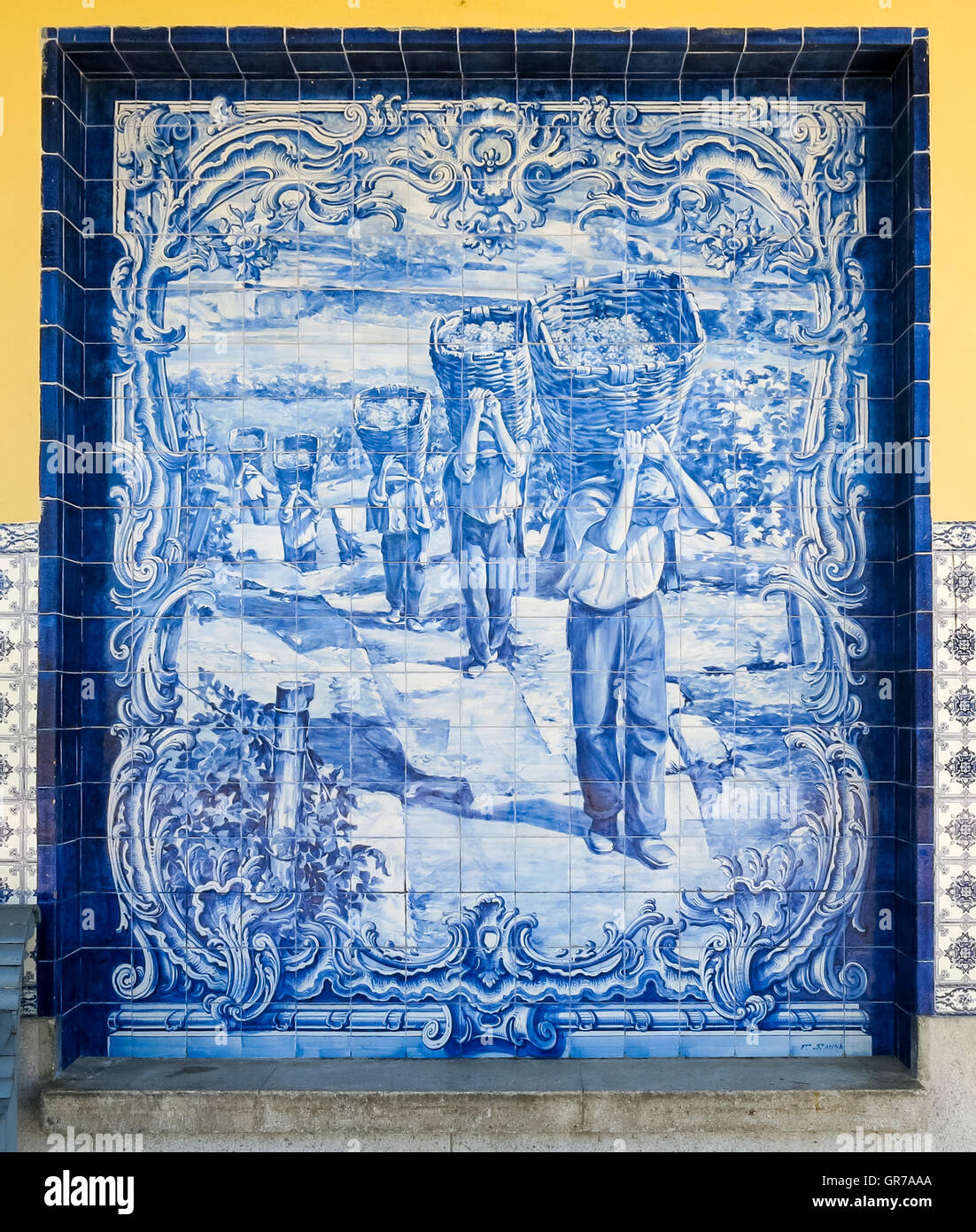 Panel mit Azulejos eigelegten am Bahnhof von Pocinho im Fluss Douro-Tal in der Nähe der spanischen Grenze in Portugal Stockfoto