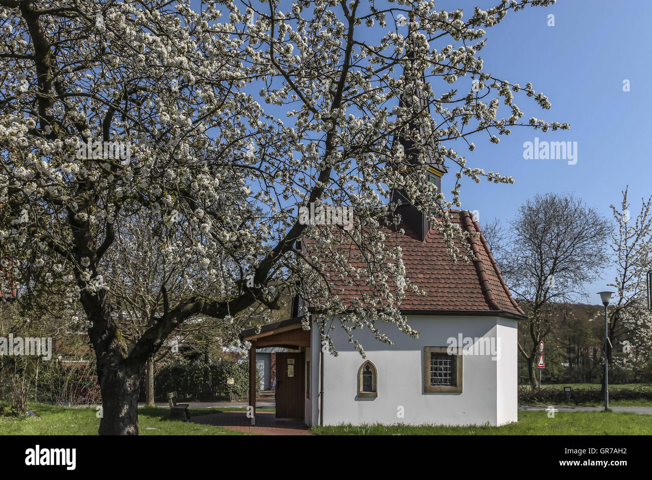 Die Kapelle, die sieben Schmerzen der Marien In Hagen am Teutoburger Wald, Gebiet Gellenbeck im Osnabrücker Land, wurde im Stil einer Swiss Mountain-Kapelle gebaut. Stockfoto
