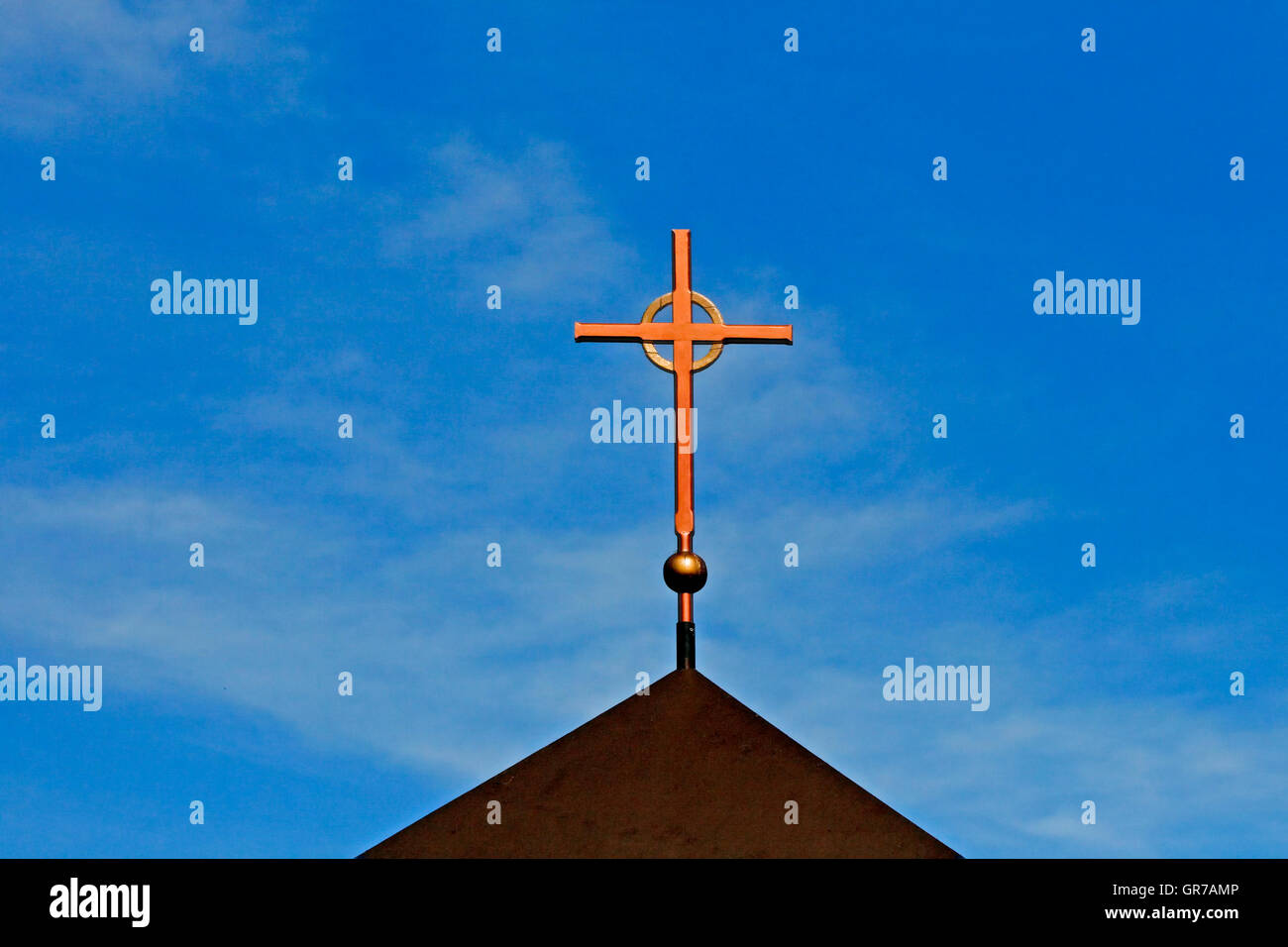Goldenes Kreuz In eine religiöse Stätte In Deutschland Stockfoto