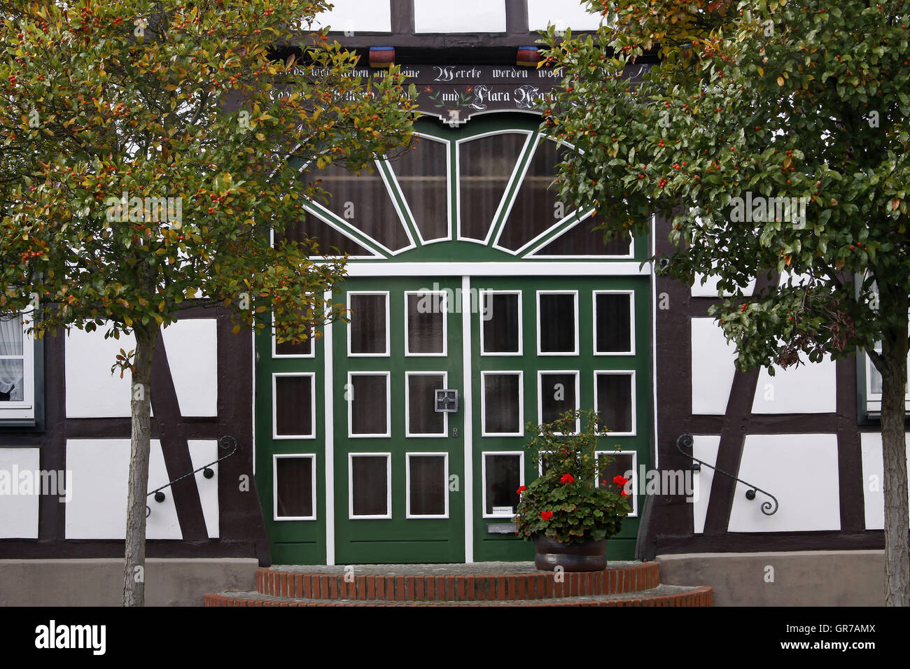 Schöne Tür ein altes Fachwerkhaus In Bad Essen, Osnabrück-Land, Niedersachsen, Deutschland Stockfoto